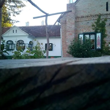 Oeregfenyo Porta Orseg-magyarszombatfa